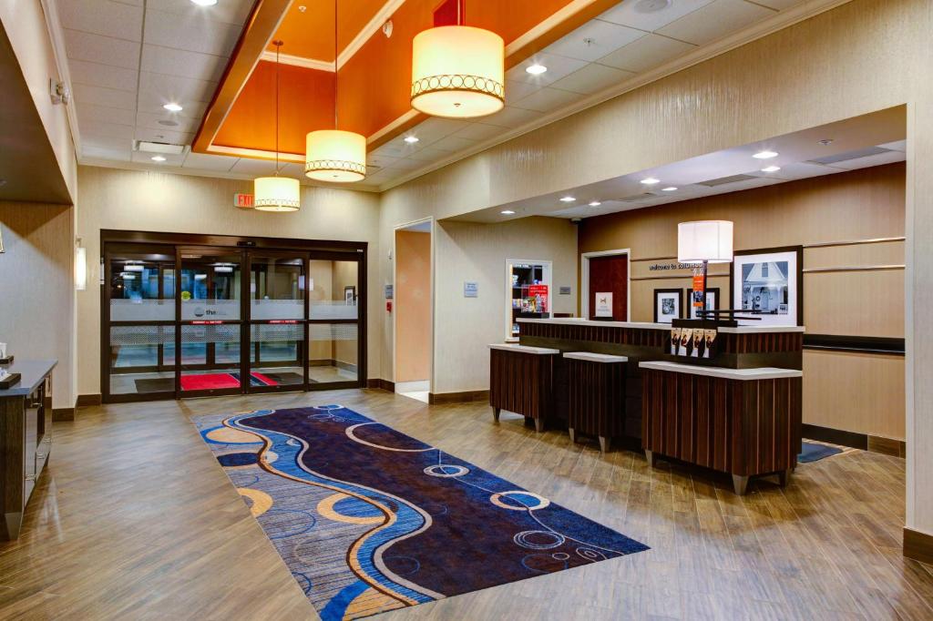 Hampton Inn & Suites Columbus 外観