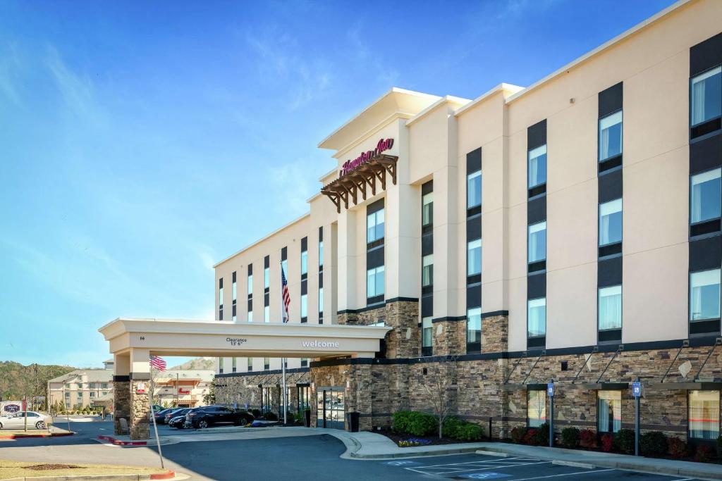 Hampton Inn Emerson LakePoint photo