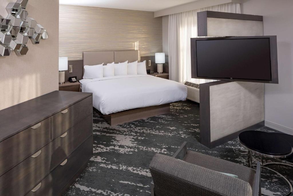 Boston DoubleTree by Hilton Boston Logan Airport Chelsea room