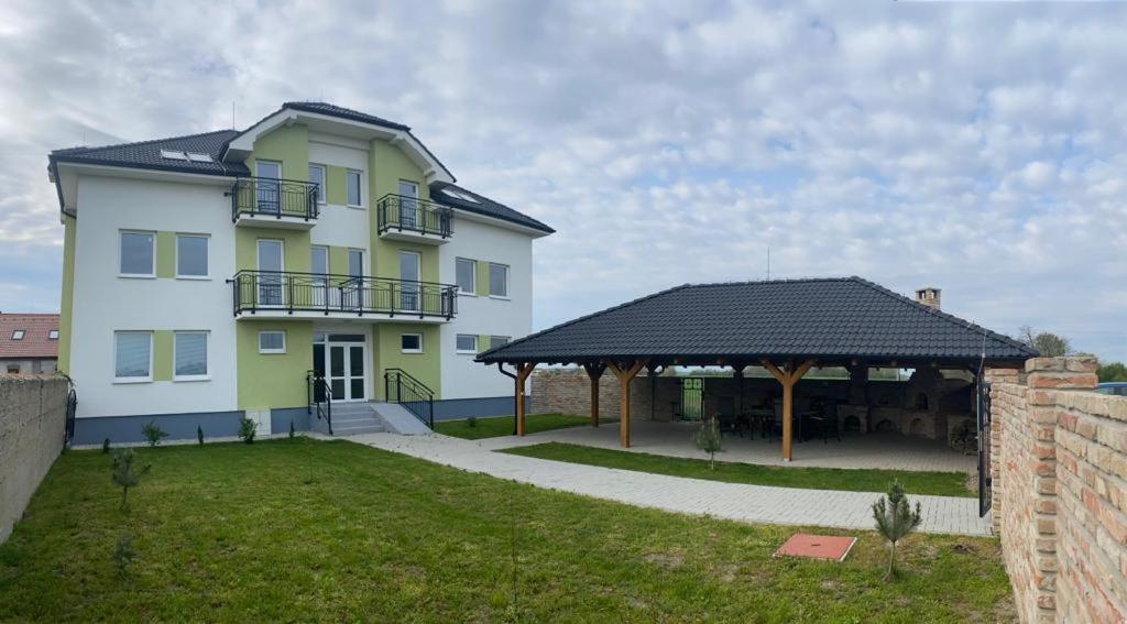 N&H Pansion, Mostová