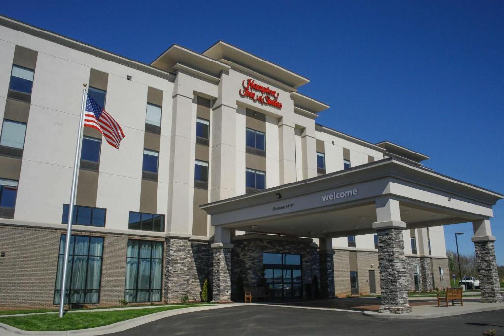 Hampton Inn & Suites Forest City photo