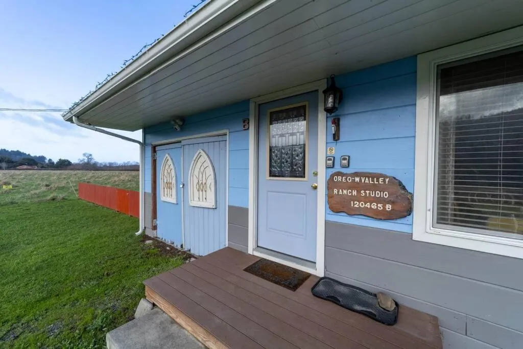 Elk Meadow Cabins Ranch Site Oreq-B，位于Orick的酒店