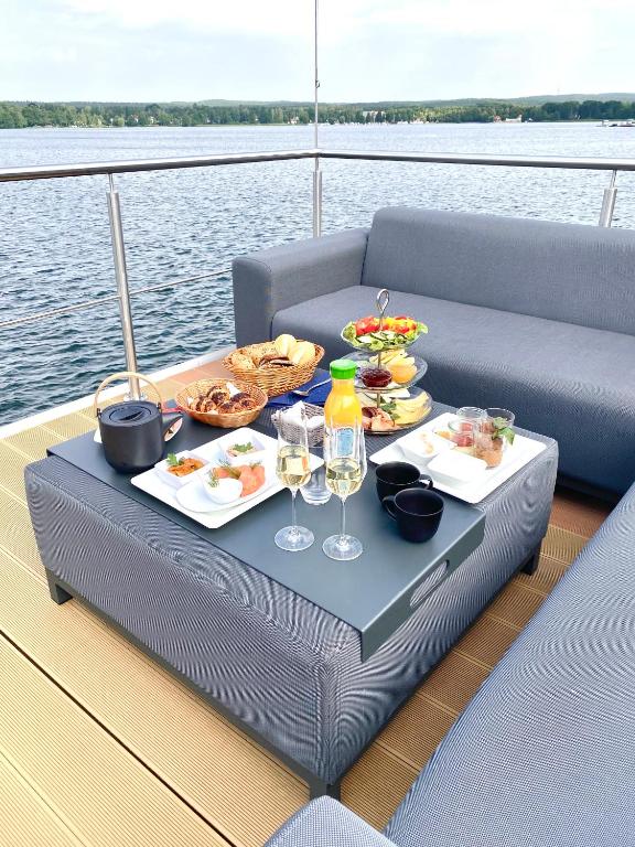 TraumZeitBoot Jutta - exklusiver Festlieger in perfekter Lage am Scharmützelsee Bad Saarow, Bad Saarow