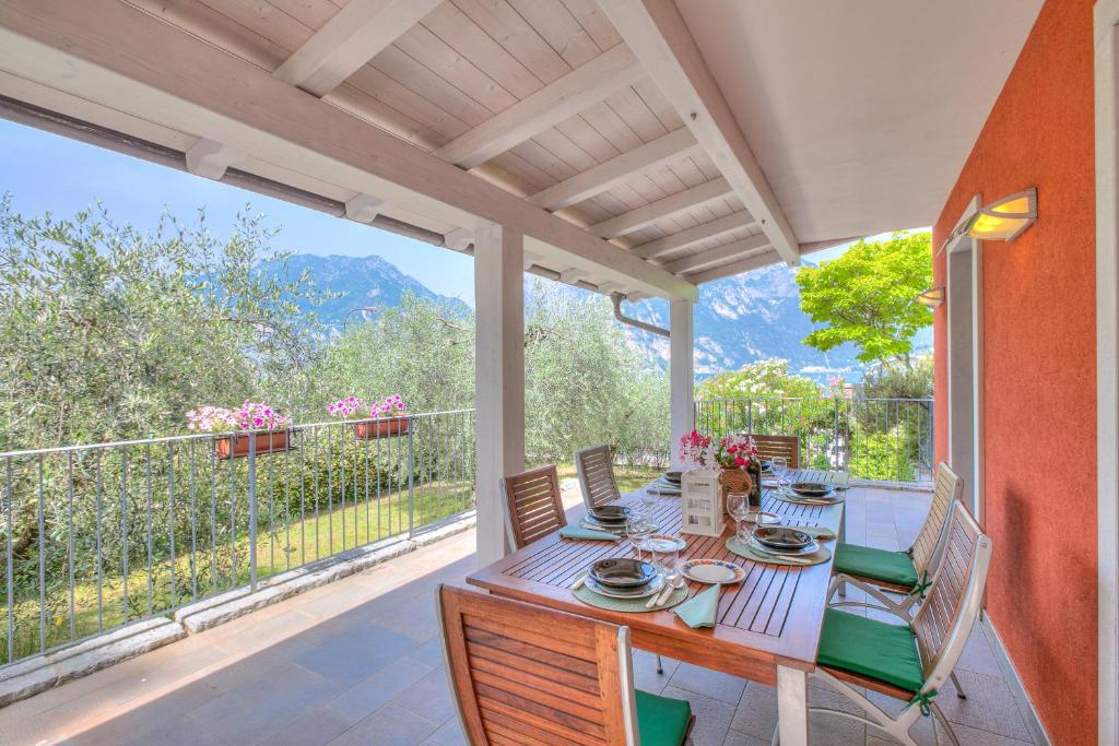 Villa Il Paradiso Di Gabri: Lake-View Villa with Garden - Happy Rentals - 1
