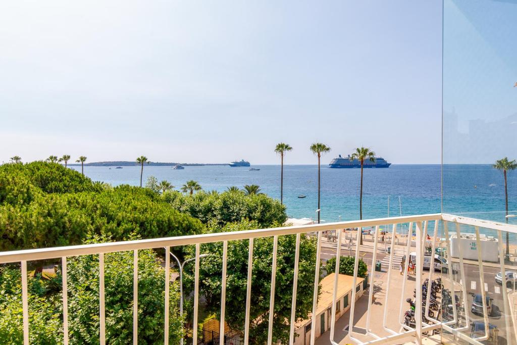 Vue mer exceptionnelle sur plage du Midi en 1re ligne- 2 chambres, Cannes