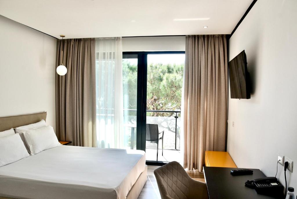Royal G Max — Golem, Tirane