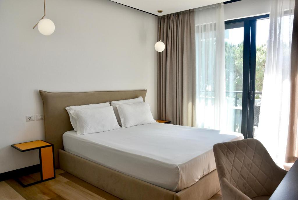 Royal G Max — Golem, Tirane