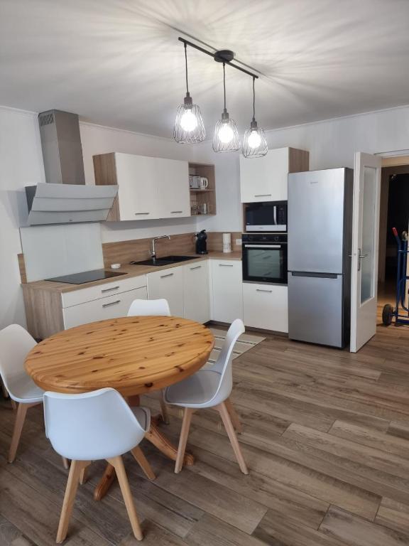 Superbe 3 pièces épurée de 65 m2, refait à Neuf, dans residence calme, climatisé, place de parking privée, à 800 m de la plage - 4