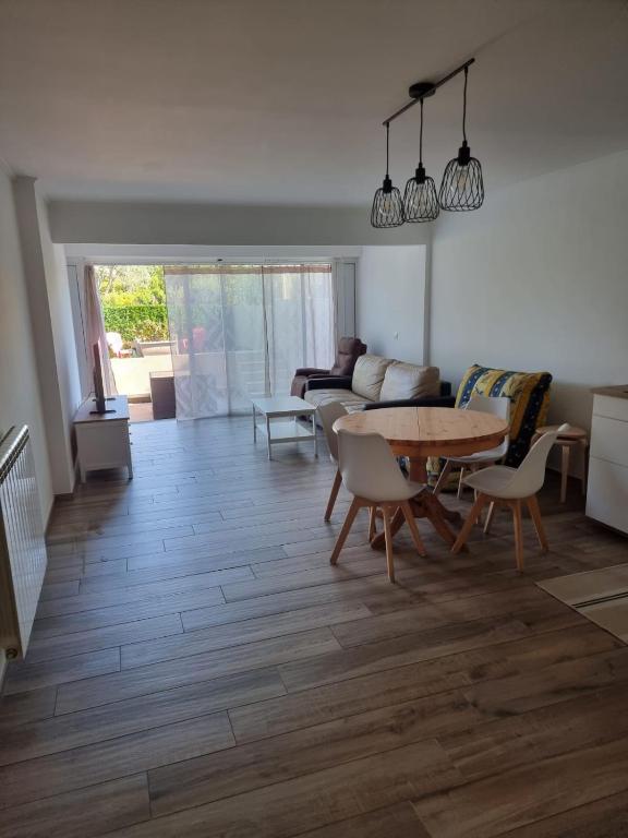 Superbe 3 pièces épurée de 65 m2, refait à Neuf, dans residence calme, climatisé, place de parking privée, à 800 m de la plage - 3