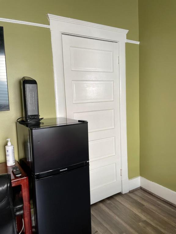 Private Large LA Bedroom w Private Bathroom - TV - AC - WIFI - Private Fridge near USC - Exposition  photo