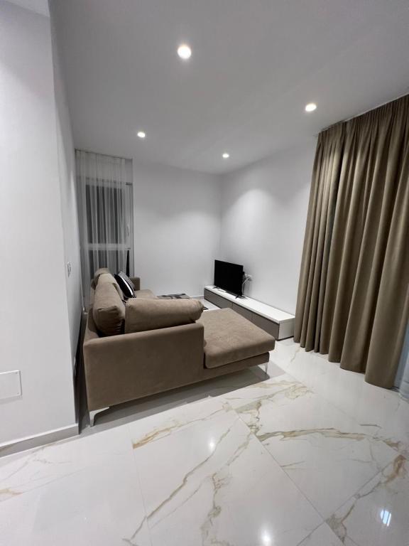 Mumbas Apartment 3, Himarë