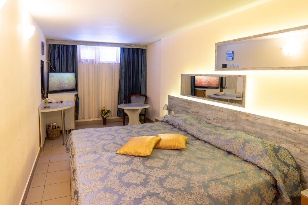 Victoria Hotel photo