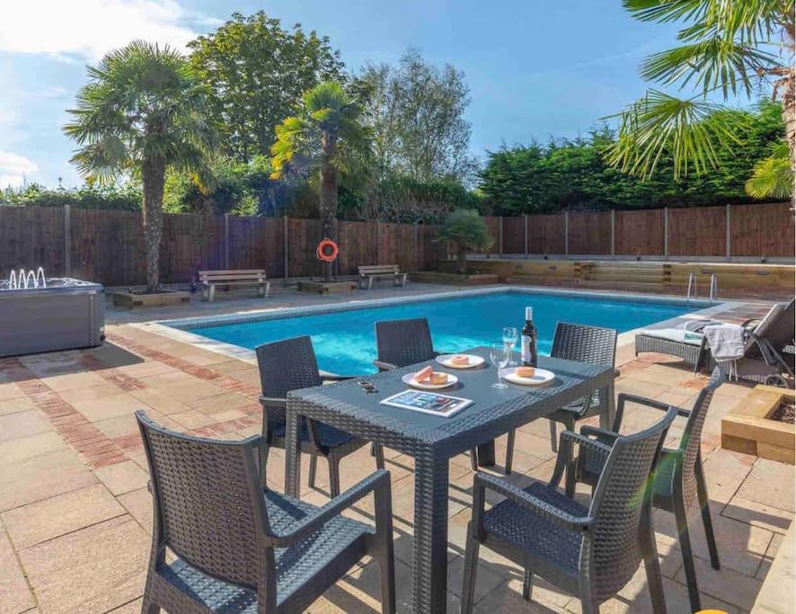 Large Countryside House Swim Pool Jacuzzi Sleeps 10 guest, Ware