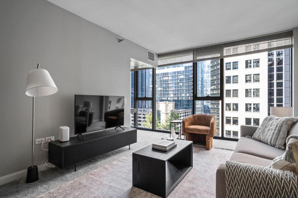 Loop 1BR w gym pool lounge 1 block from L CHI-695, Chicago