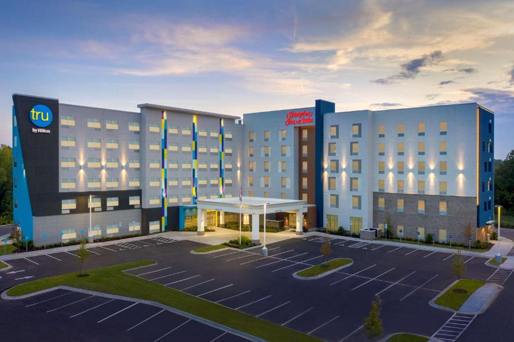 Tru by Hilton Charlotte Airport Lake Pointe photo