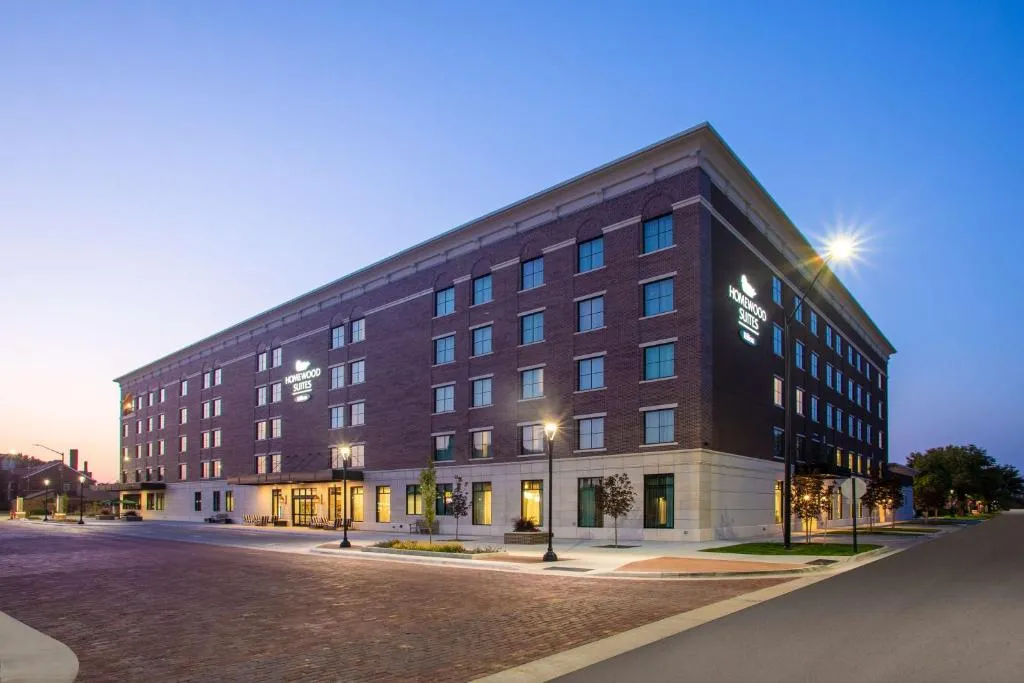 Homewood Suites By Hilton Salina/Downtown, Ks，位于萨利纳的酒店