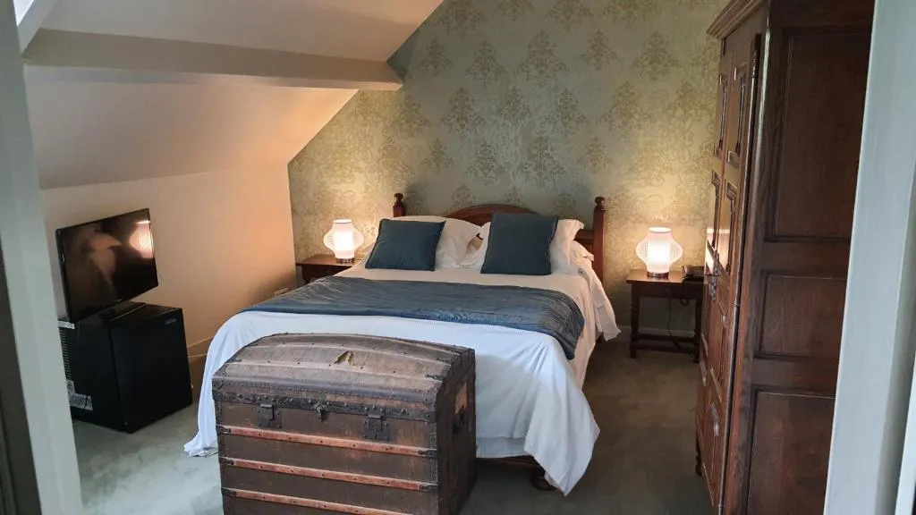 LOGIS - Hôtel & Restaurant Le Gonfalon，位于Germigny-lʼEvêque的酒店