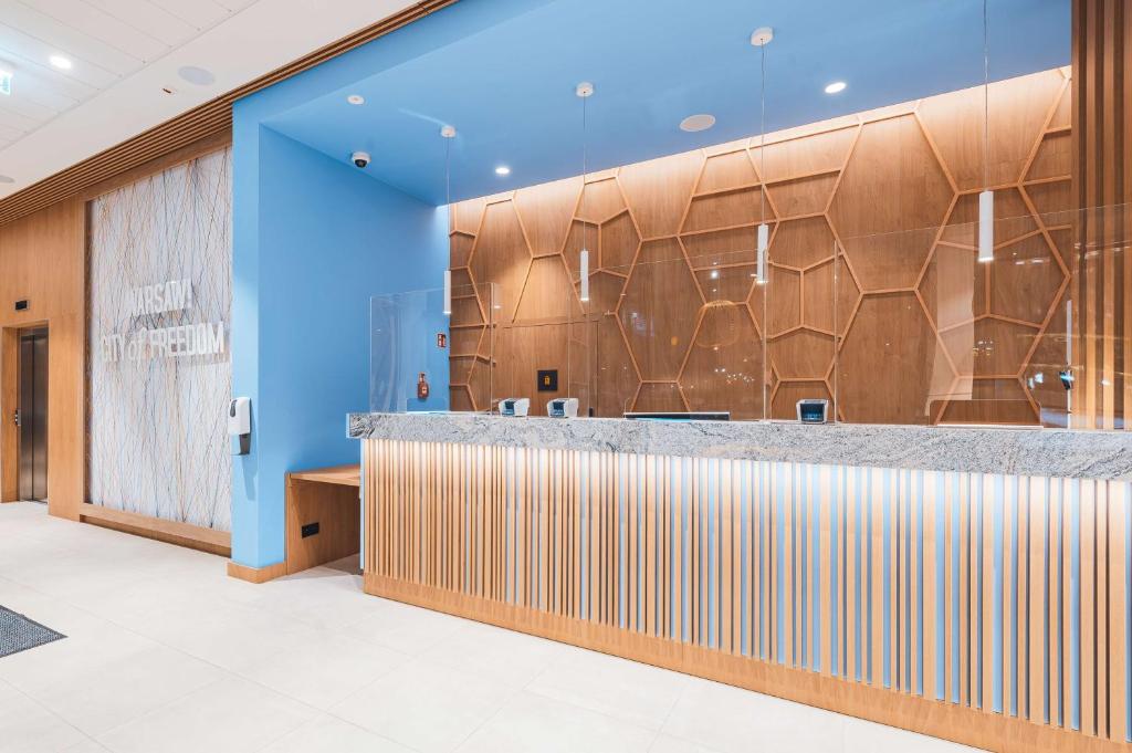 ハンプトン バイ ヒルトン ワルシャワ レドゥタ (Hampton by Hilton Warsaw Reduta) フロント・ロビー