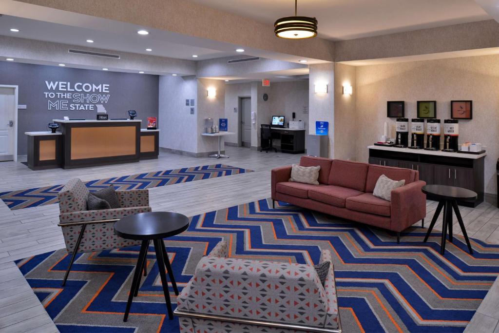 Hampton Inn by Hilton Kansas City Northeast フロント・ロビー