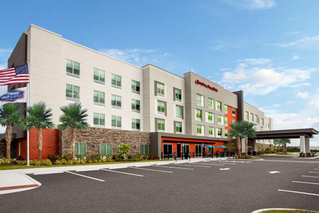 Hampton Inn & Suites by Hilton North Port 外観