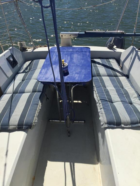 Petit voilier à quai Port Barcares, Le Barcarès