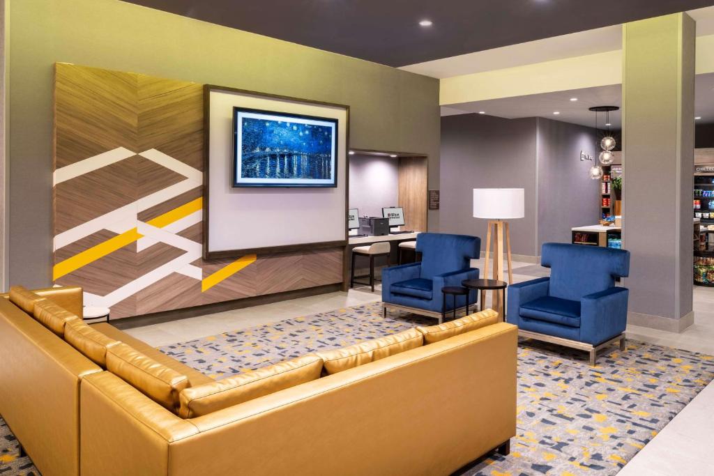 Hilton Garden Inn Pomona photo