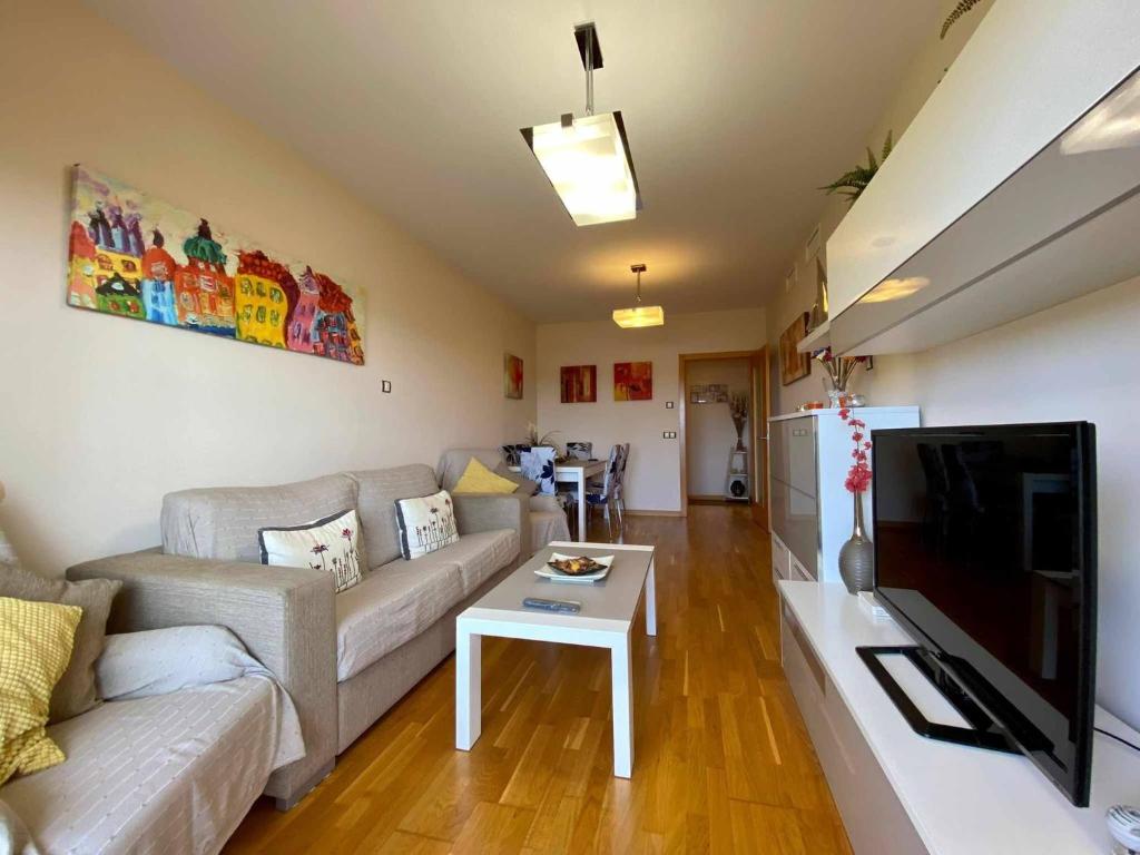 A&N Spacious Beach Apartment with Pool & Parking - 3