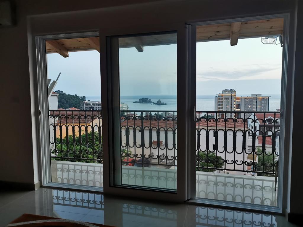 De Luxe Apartment with a Seaview - 1