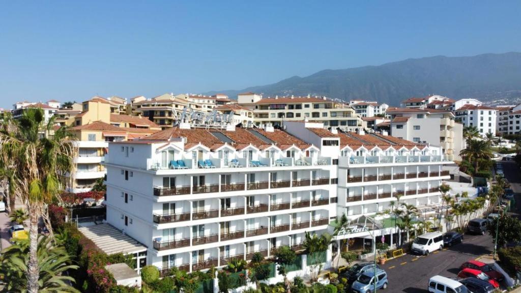 Apartamentos Pez Azul — Hotel building in Puerto de la Cruz, Canary Islands