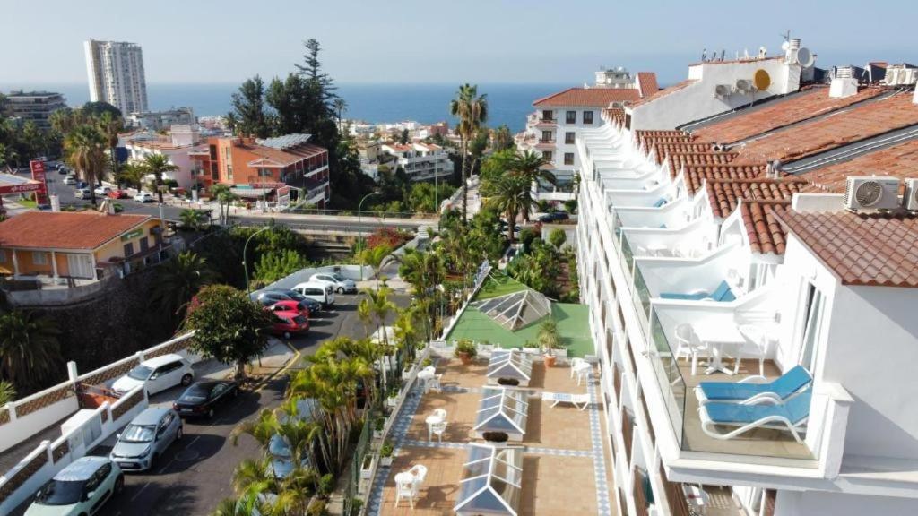 Apartamentos Pez Azul — Hotel building in Puerto de la Cruz, Canary Islands