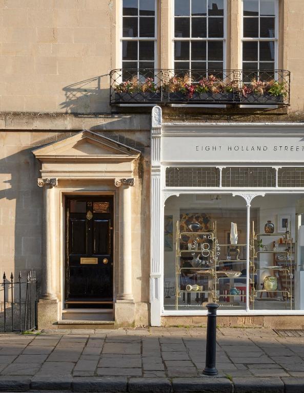 Entire designer Townhouse with luxury suites and rooms, located between The Royal Crescent and The Circus, Bath