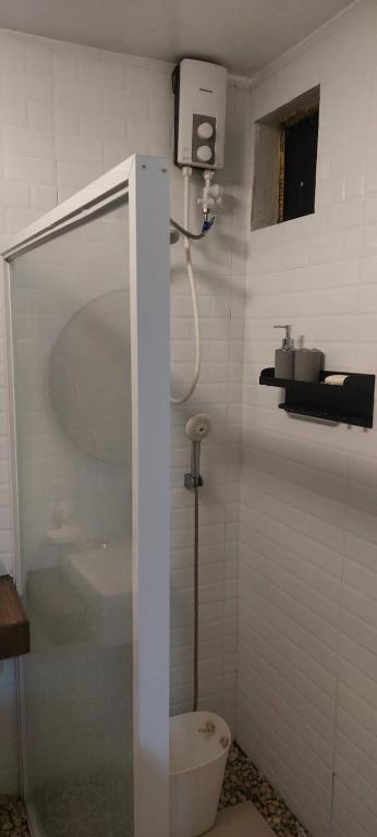 Lax Uno 2 bedroom home with Parking, Wi-Fi, NetFlix and Airconditioned Rooms and Shower Heater photo