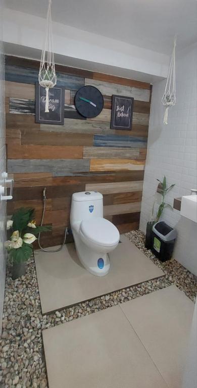Lax Uno 2 bedroom home with Parking, Wi-Fi, NetFlix and Airconditioned Rooms and Shower Heater photo