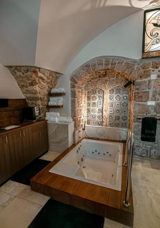 Templars suite, Akko