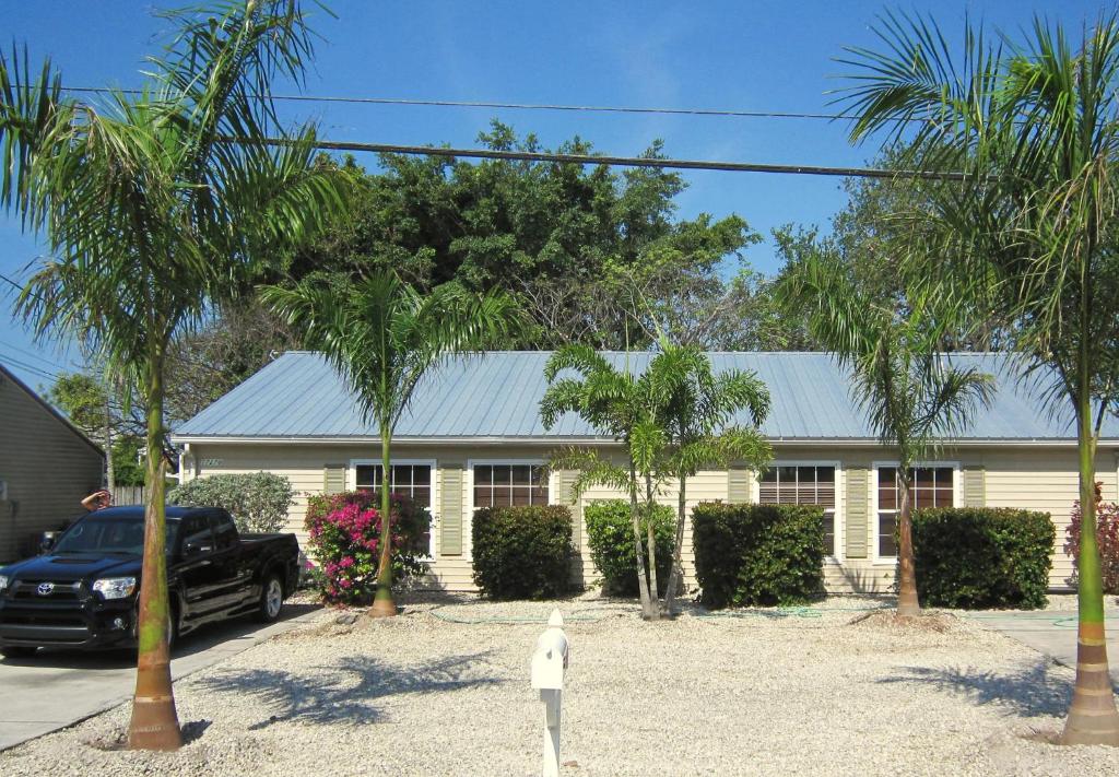 Lazy Cuckoo Inn - Sleek and Stylish Studio Apartments, Fort Myers Beach