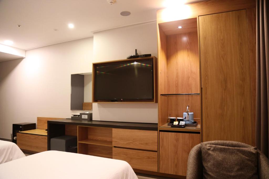 Hotel EMBLEDON photo