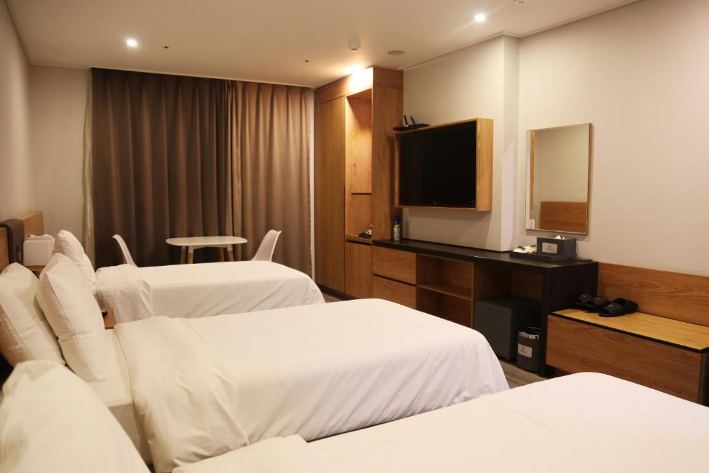 Hotel EMBLEDON photo