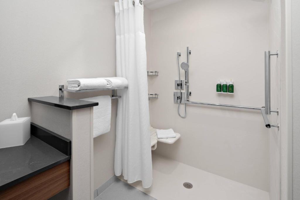 Fairfield Inn & Suites by Marriott Lake Geneva photo