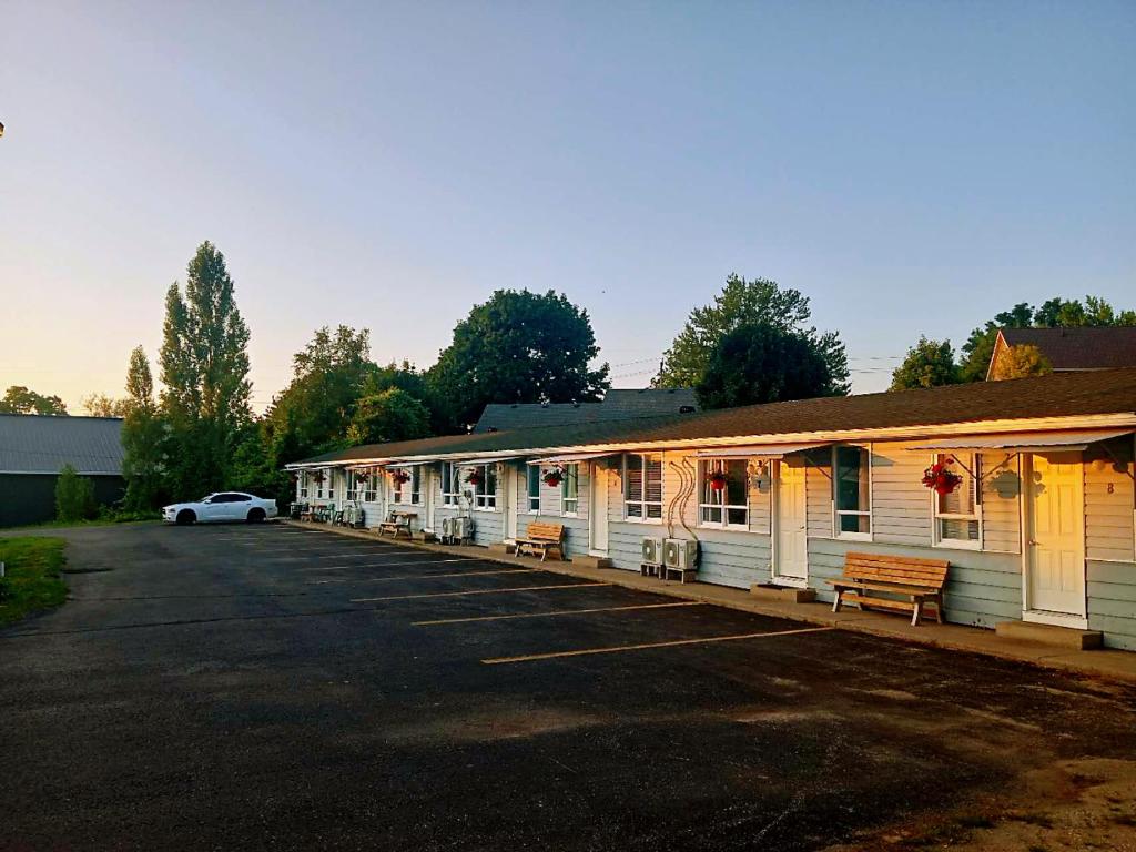 Stop 21 Motel photo