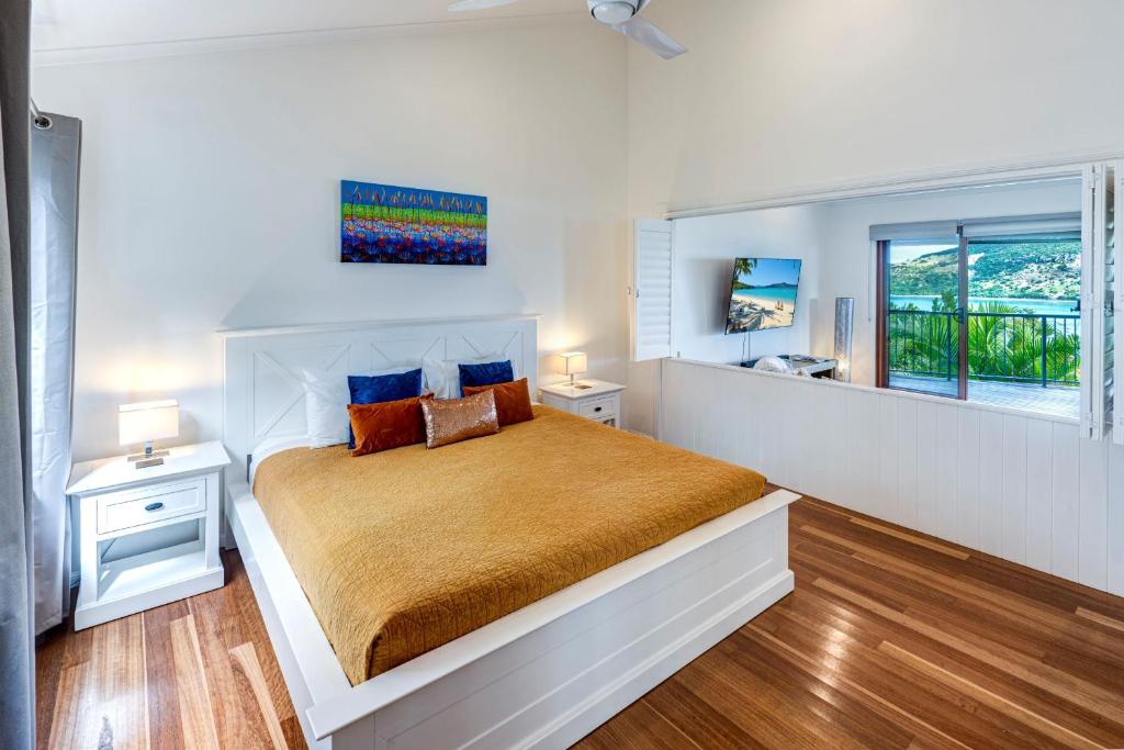 Heliconia 10 Newly Renovated Centrally Located House Hamilton Island photo
