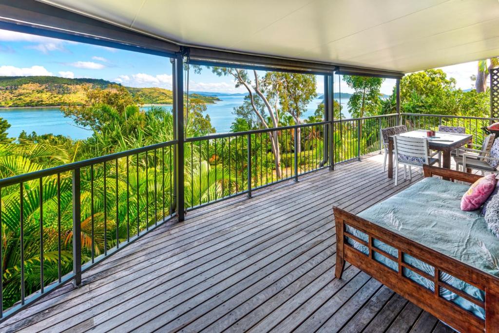 Heliconia 10 Newly Renovated Centrally Located House Hamilton Island photo