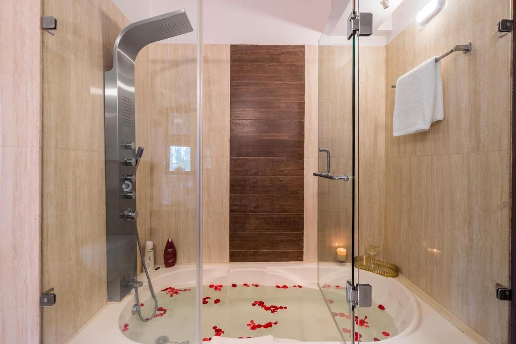 StayVista at Bellevue with Outdoor Jacuzzi photo