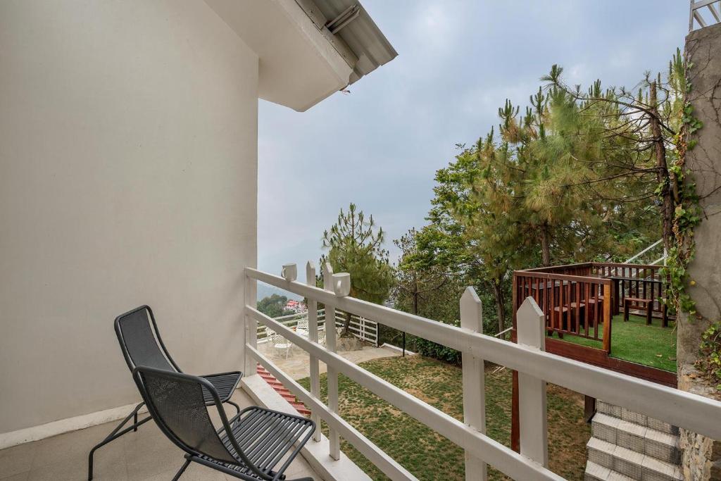 StayVista at Bellevue with Outdoor Jacuzzi photo