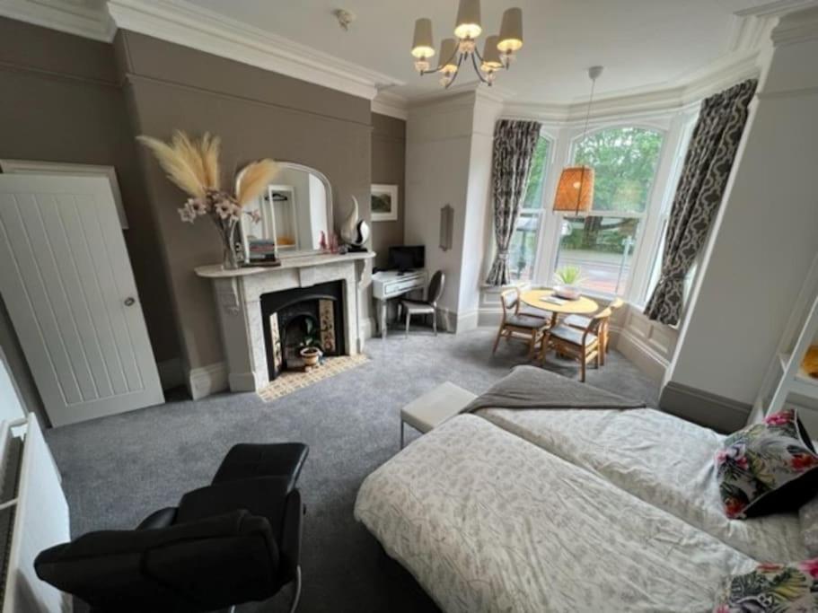 2 Bed ground floor apartment, sleeps 4 with free parking, Harrogate