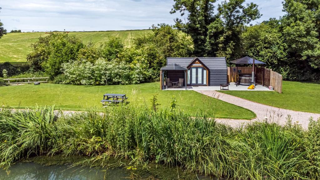 Acorn Lodge At Bridge Lake Farm & Fishery, Banbury