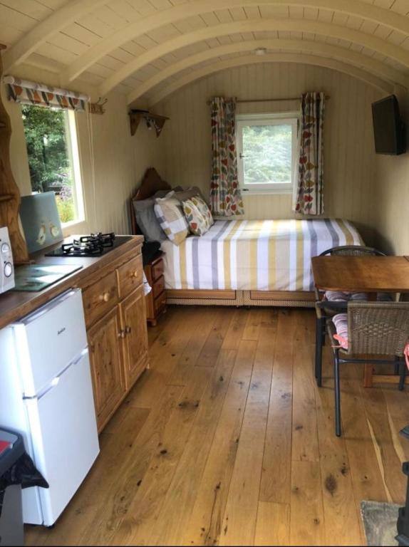 Charming tranquil Shepherds Hut with lakeside balcony 'Roach' 전경
