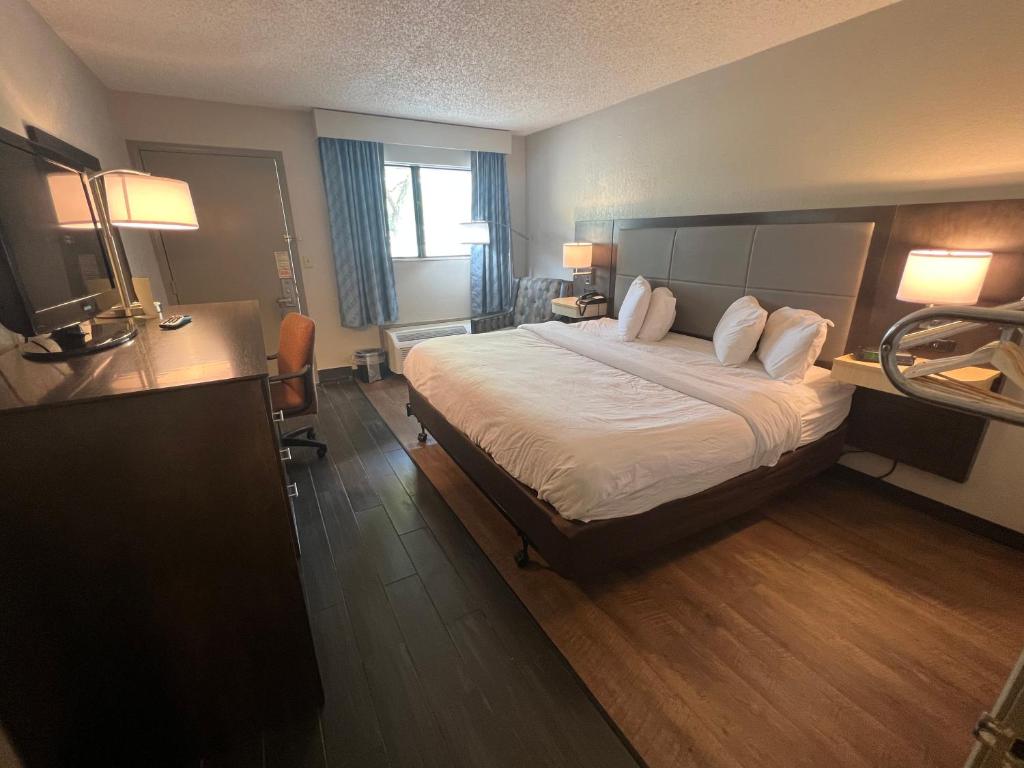 Days Inn & Suites by Wyndham Monroe photo