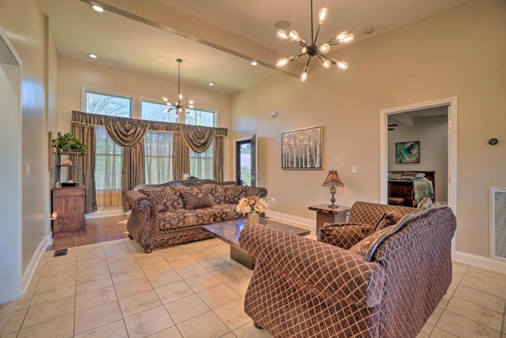 Nashville Home with Seasonal Pool Less Than 5 Mi to Dtwn 전경
