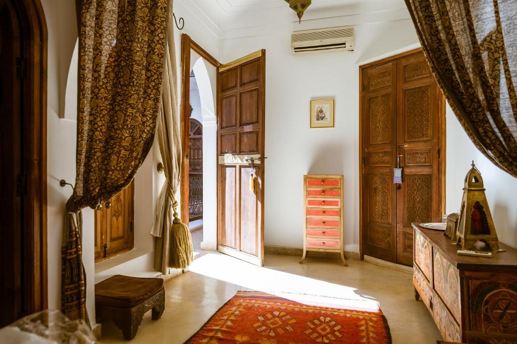 Riad Laora photo