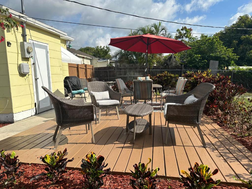 ARTIST BEACH RETREAT 5Min to Beach New Kitchen Fenced Backyard Patio Grill Firepit Driveway Parking — Hotel in Lake Worth (FL)
